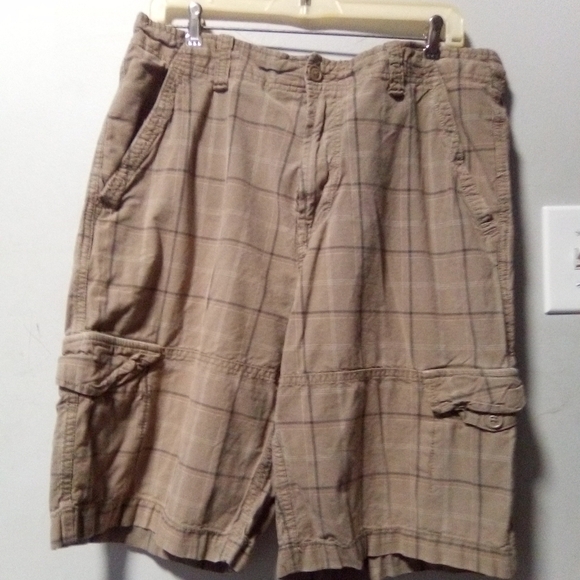 Aeropostale Other - AEROPOSTALE vintage men's authentic cargo brown print shorts. Size 36 waist.
